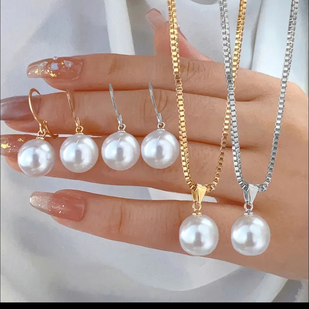 Lustrous Pearl Earrings and Necklace Set in Gold and Silver